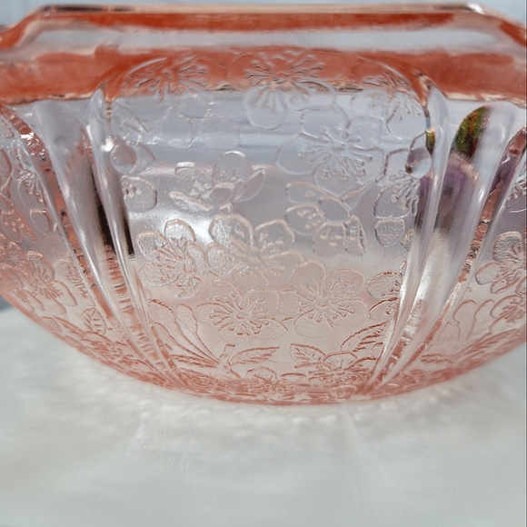 Jeannette Glass Pink Depression Glass Cherry Blossom Two Handle Serving Bowl - Picture 4 of 6